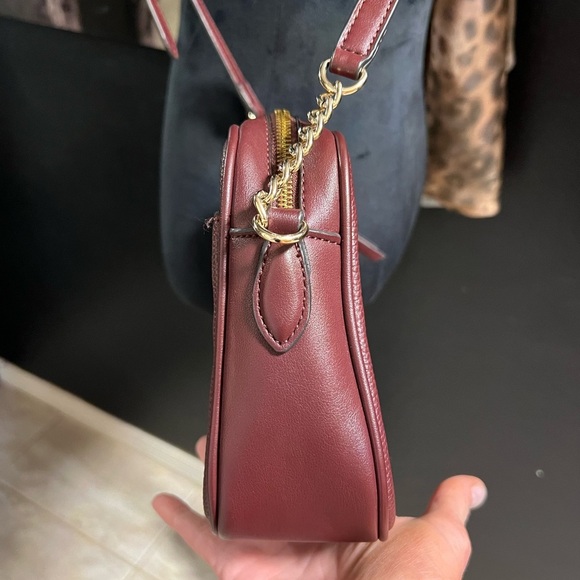 EUC- NINE WEST BURGUNDY SUPER CUTE CROSSBODY BAG WITH GOLD ACCENT CHAINS - Picture 3 of 12